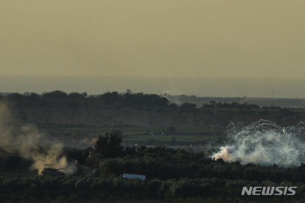[가자지구=AP/뉴시스] 30일(현지시각) 이스라엘 전차가 가자지구에서 기동하는 모습이 이스라엘 남부에서 관측되고 있다. 2023.10.31.