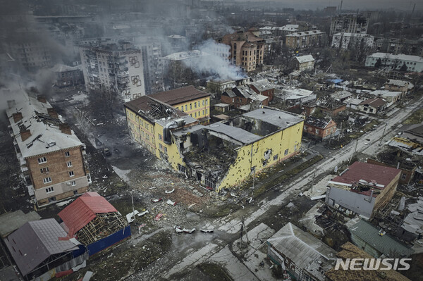 러시아군과의 최대 격전지인 우크라이나 도네츠크주 바흐무트의 건물들이 파괴돼 있다. (AP/뉴시스)