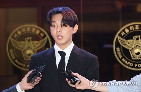 마약 투약 혐의를 받고 있는 배우 유아인이 지난 5월 24일 구속영장이 기각된 뒤 서울 마포경찰서를 나서며 취재진 질문에 답하고 있다. (출처: 연합뉴스)