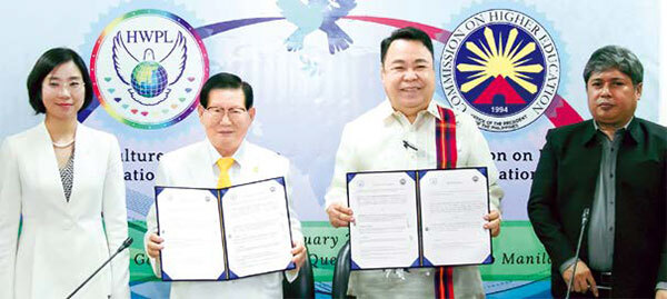 2018년 1월 23일 필리핀 최대 규모 대학 폴리테크닉대학교에서 이만희 HWPL 대표(왼쪽에서 두 번째)와 로날드 아다맛 필리핀 고등교육위원회(CHED) 위원(오른쪽에서 두 번째)이 합의각서에 서명하고 기념사진을 촬영하고 있다. (제공:HWPL) ⓒ천지일보 2022.11.17