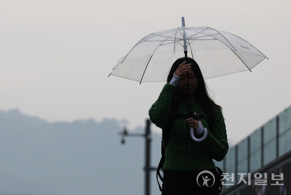 [천지일보=남승우 기자] 전국이 대체로 흐리고 비가 오겠다고 예보된 14일 서울 종로구 광화문광장에서 시민들이 우산을 쓴 채 이동하고 있다. ⓒ천지일보 2023.10.14.