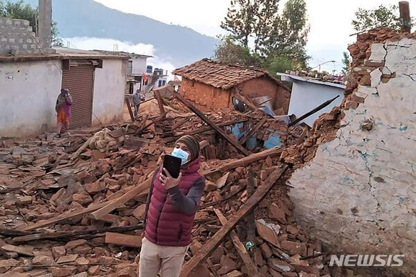 [자자르콧=AP/뉴시스] 네팔 총리실이 제공한 사진에 4일(현지시각) 네팔 북서부 카리날리주에서 발생한 지진으로 가옥이 무너져 있다. 현지 당국은 카르날리주 자자르콧 지역에서 규모 5.6의 강진이 발생해 지금까지 약 140명이 숨지고 수백 명이 다쳤다고 밝혔다. 2023.11.04.