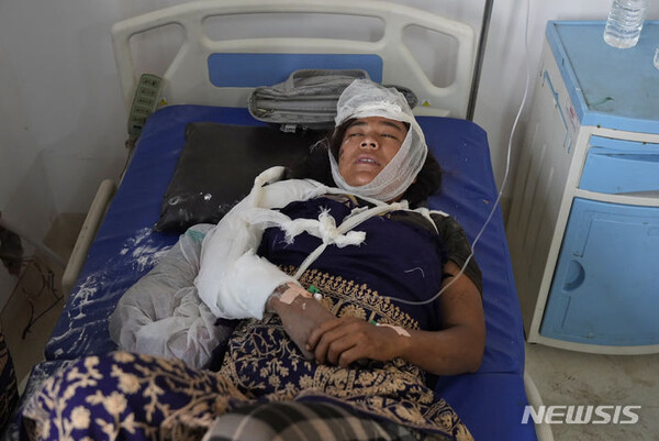 [네팔군지=AP/뉴시스] 4일(현지시각) 네팔 북서부 네팔군지의 한 병원에서 지진 부상자가 치료받고 있다. 현지 당국은 카르날리주 자자르콧 지역에서 규모 5.6의 강진이 발생해 지금까지 약 140명이 숨지고 수백 명이 다쳤다고 밝혔다. 2023.11.04.