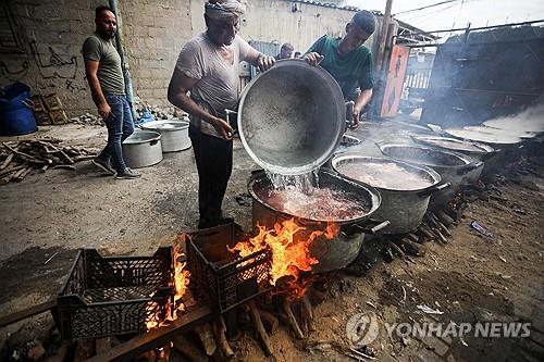 팔레스타인 피란민들을 위해 음식을 준비 중인 현장. (출처: UPI 연합뉴스)