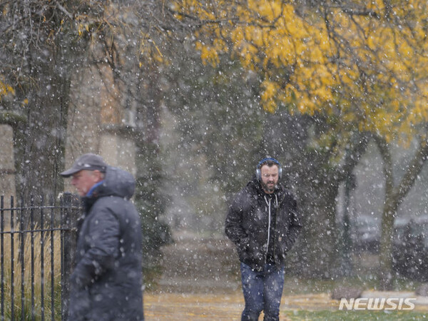 지난 10월 31일(현지시간) 미국 시카고에서 눈이 내리고 있다. (출처: 뉴시스)