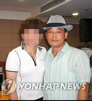 사기범 조희팔(오른쪽)의 모습. (출처: 연합뉴스)