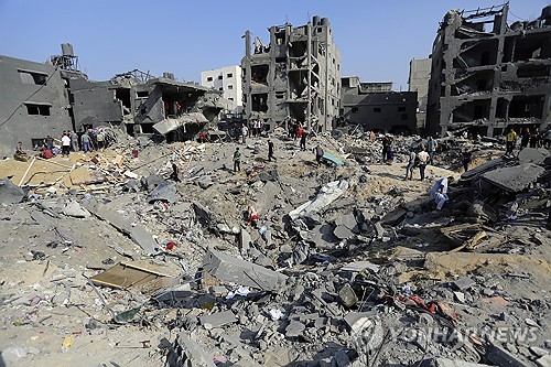 (AP/연합뉴스) 팔레스타인 사람들이 1일(현지시간) 가자지구 북부 자발리야 난민촌에서 이스라엘의 공습을 받은 건물 잔해 속을 헤매고 있다. 2023.11.02.