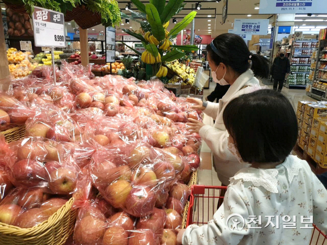 서울 시내 한 대형마트에서 시민이 과일을 고르고 있다. ⓒ천지일보DB