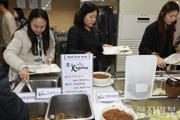 충북도청 직원들이 7일 도청 구내식당에서 못난이 천원밥상을 체험하고 있다. (충북도 제공)
