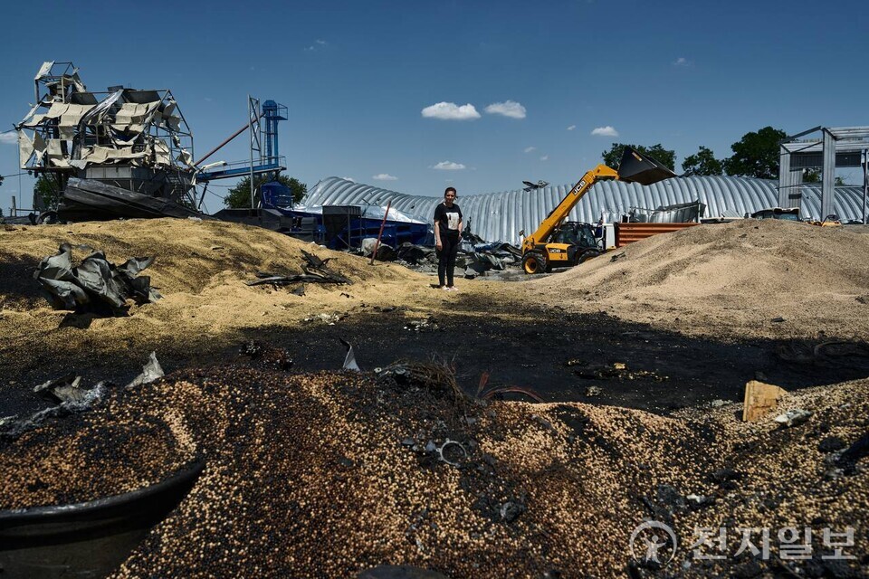 21일(현지시간) 러시아군 미사일 공습으로 파괴된 우크라이나 남부 오데사 지역의 곡물 창고 모습. (제공: 우크라이나 오데사주) ⓒ천지일보 2023.07.23.