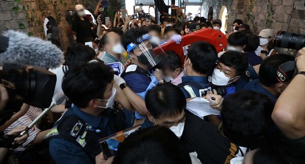 13일 서울 영등포구에 위치한 '머지포인트' 운영사 머지플러스 본사에서 포인트 환불을 요구하는 고객들이 몰려 항의가 이어지는 가운데 경찰 및 구급대원들과 뒤엉켜 혼란스러운 상황이 연출되고 있다. (출처: 뉴시스)