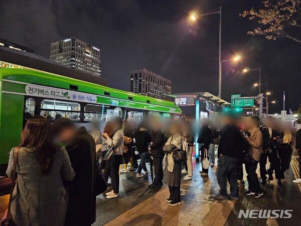 서울 지하철 1~8호선을 운영하는 서울교통공사 노동조합이 이틀간의 경고 파업에 돌입한 9일 오후 서울 지하철 5호선 광화문역 인근 버스정류장엔 지하철 대신 버스를 이용하려는 시민들로 붐비고 있다. (출처: 뉴시스)