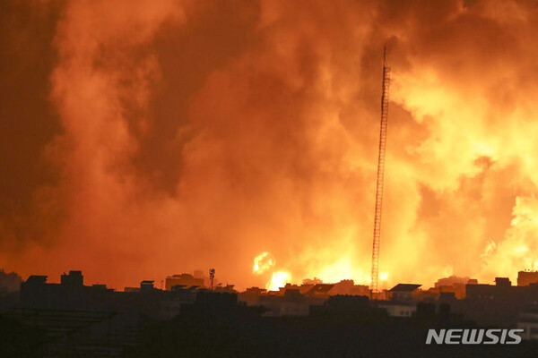 [가자지구=AP/뉴시스] 5일(현지시각) 이스라엘의 공습을 받은 가자지구에서 건물들이 불에 타며 화염과 연기가 치솟고 있다. 2023.11.06.