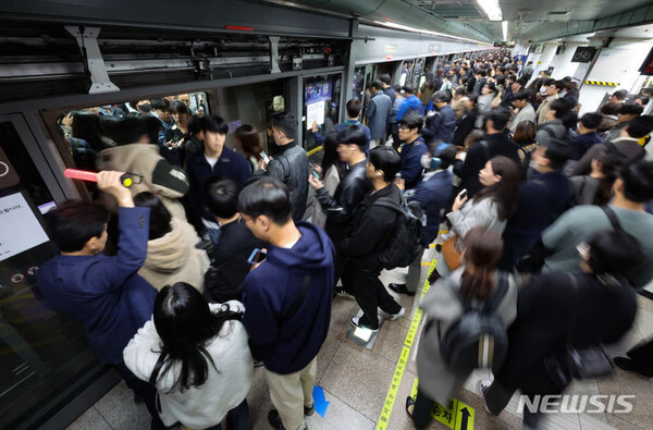 서울 지하철 1~8호선을 운영하는 서울교통공사 노동조합이 이틀간의 경고 파업에 돌입한 9일 오후 서울 지하철 5호선 광화문역이 퇴근길에 오른 시민들로 붐비고 있다. 한국노총과 올바른노조가 파업 불참을 선언하며 파업 참여 규모는 다소 줄었지만, 지하철 운행률은 예상했던 대로 80%대로 떨어질 것으로 전망된다. (출처: 뉴시스)