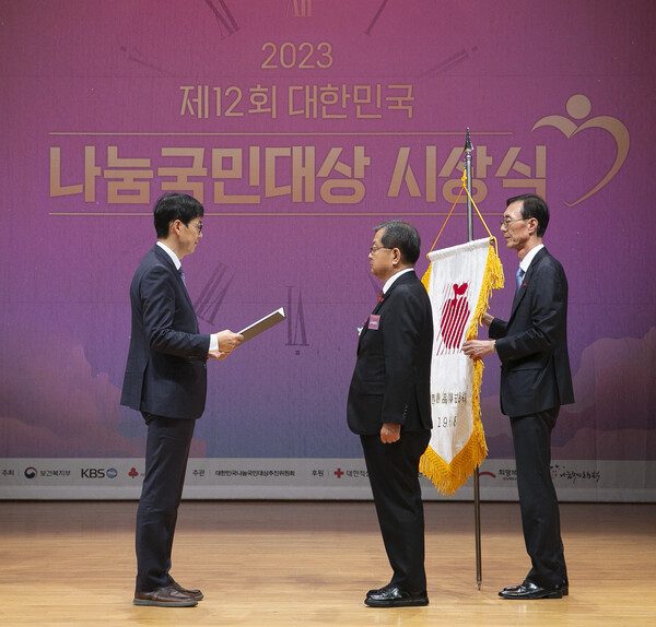 김광수 동서식품 사장(오른쪽)이 지난 9일 서울시 영등포구 KBS신관 아트홀에서 열린 2023 대한민국 나눔국민대상 시상식에서 대통령 표창을 수상하고 있다. (제공: 동서식품)