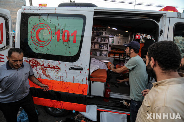 3일(현지시간) 이스라엘군이 가자지구에서 가장 큰 병원인 알시파 병원 인근에서 구급차 행렬을 공격한 가운데 시민들이 구급차를 확인하고 있다. (출처: 뉴시스)