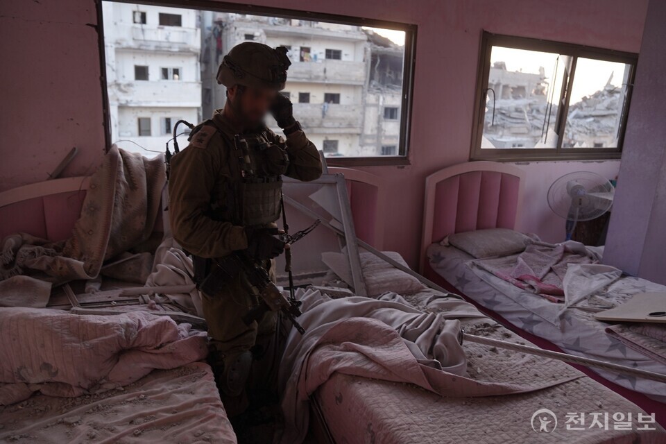 이스라엘 방위군(IDF)이 8일(현지시간) 가자지구 북부 가자시티 외곽에 있는 아파트에서 어린이 침실로 사용된 것으로 추정되는 방안을 소개하고 있다. (제공: IDF) ⓒ천지일보 2023.11.10.