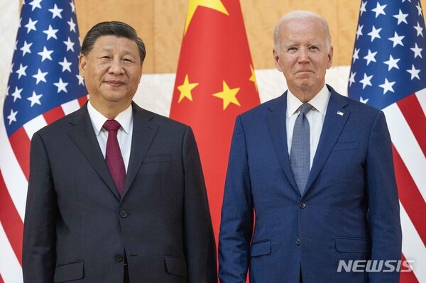 조 바이든(오른쪽) 미국 대통령과 시진핑 중국 국가주석이 14일(현지시간) 인도네시아 발리에서 열린 주요 20개국(G20) 정상회의에서 만나 회담에 앞서 기념 촬영을 하고 있다. (AP/뉴시스)