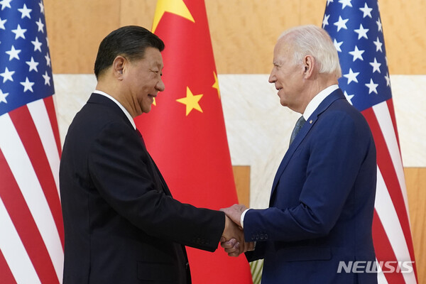 [발리=AP/뉴시스] 조 바이든(오른쪽) 미국 대통령이 14일(현지시간) 인도네시아 발리에서 열린 주요 20개국(G20) 정상회의에서 시진핑 중국 국가주석과 만나 회담에 앞서 악수하고 있다.