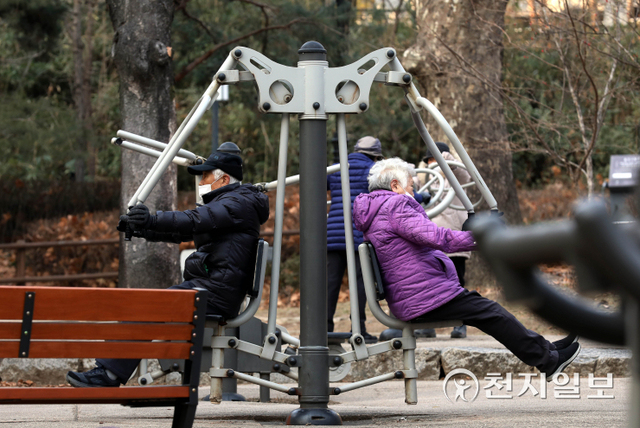 [천지일보=남승우 기자] 새해 첫 월요일인 3일 서울 시내의 한 공원에 마련된 야외 헬스장에서 경량 패딩을 입은 시민들이 운동을 하고 있다. ⓒ천지일보 2022.1.7