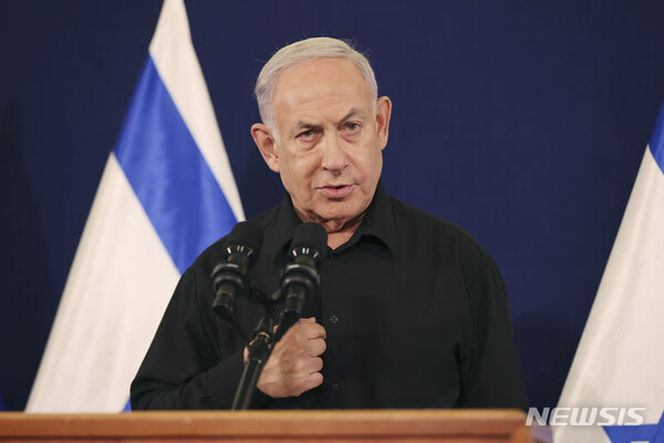 [텔아비브=AP/뉴시스] 베냐민 네타냐후 이스라엘 총리가 28일(현지시각) 텔아비브의 군기지에서 기자회견하고 있다. 네타냐후 총리는 이스라엘군이 가자지구 지상 작전으로 하마스와의 전쟁이 2단계에 돌입했다고 밝혔다. 그는 "두 번째 단계의 목표는 하마스를 파괴하고 인질들을 데려오는 것"이라고 말했다. 2023.10.29.
