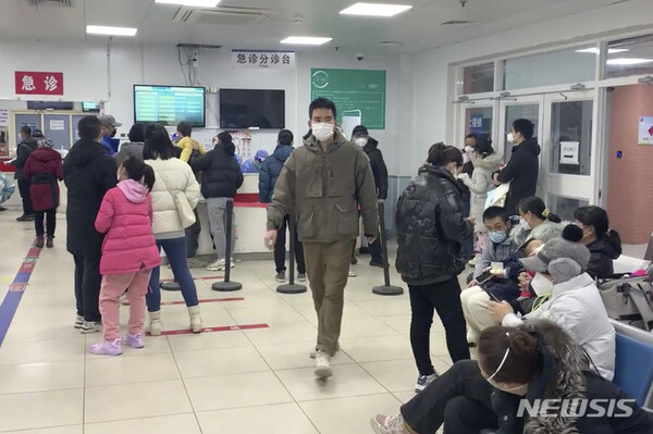 지난해 12월 14일 중국 베이징의 한 어린이 병원에 마스크를 쓴 환자들이 대기하고 있다. (출처: 뉴시스)