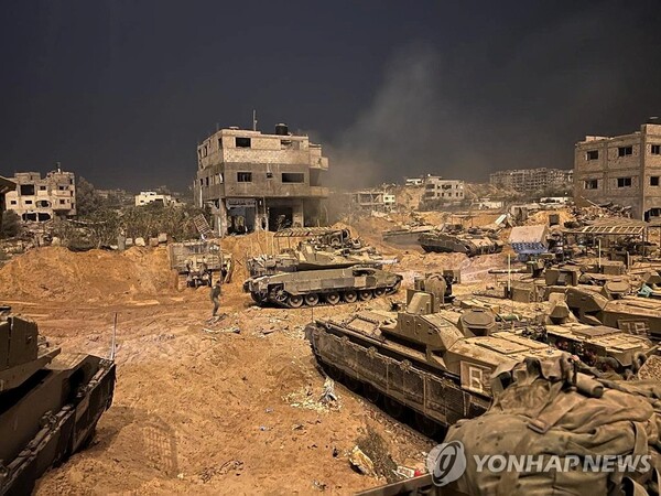 이스라엘군(IDF)이 지난 1일(현지시간) 공개한 사진에 가자지구 내부에서 지상 작전을 펼치는 장갑차량들의 모습이 담겨 있다. 이스라엘은 가자지구 최대 도시 가자시티 외곽에 지상군을 투입해 팔레스타인 무장 정파 하마스를 포위하고 지하터널 등 거점을 장악하는 전략을 펴고 있다. (출처: 연합뉴스)
