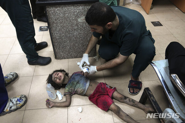 이스라엘의 공습으로 다친 팔레스타인 어린이가 5일(현지시각) 가자지구 가자시티의 알시파 병원 바닥에서 치료받고 있다. (출처: 뉴시스)
