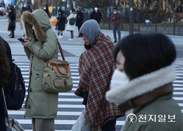 [천지일보=남승우 기자] 시민들이 서울 종로구 광화문네거리에서 횡단보도를 건너고 있다. ⓒ천지일보 DB