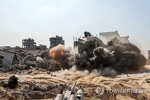 이스라엘군이 11일(현지시간) 공개한 유인물 영상을 캡처한 이 사진에는 가자지구 내부 건물을 향해 이스라엘 총이 발사되는 모습이 담겨 있다. (출처: 연합뉴스-AFP)