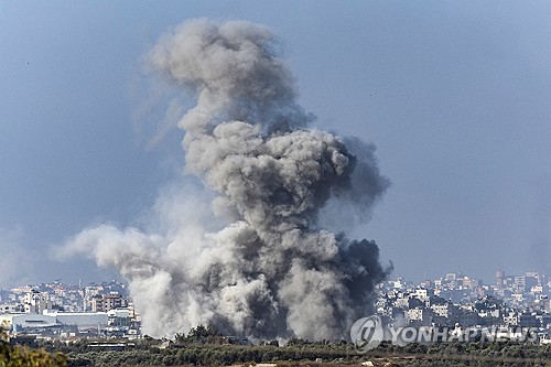 10일(현지시간) 이스라엘과 팔레스타인 하마스 간의 계속되는 갈등 속에서 가자지구에서 폭발이 발생해 연기가 치솟고 있다. (연합뉴스-로이터/에블린 호크스타인)