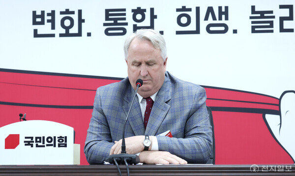 [천지일보=박준성 기자] 국민의힘 인요한 혁신위원장이 27일 오후 서울 여의도 국민의힘 당사에서 열린 국민과 함께 혁신위원회 제1차 전체회의에 잠시 생각에 잠겨 있다. ⓒ천지일보 2023.10.27.