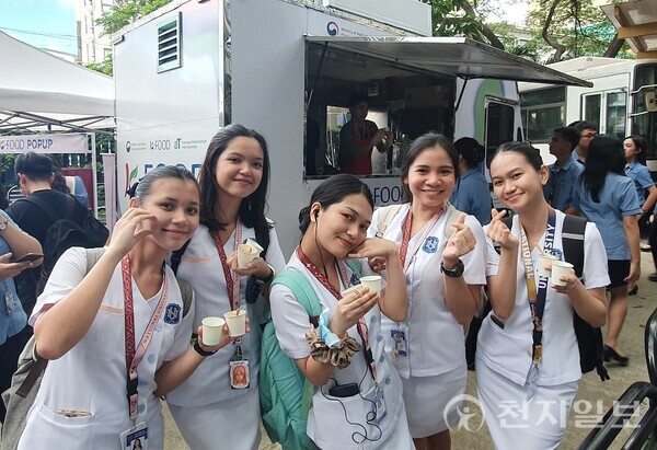 한국농수산식품유통공사가 11월 6일부터 10일까지 필리핀 마닐라 소재 대학교 캠퍼스를 대상으로 K-푸드 홍보 행사를 개최하고 있다. 사진은 캠퍼스에서 K-푸드를 즐기는 필리핀 대학생들. (제공: aT) ⓒ천지일보 2023.11.13.