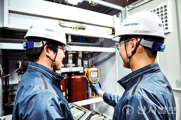 한국전기안전공사 직원들이 전기설비 안전점검 업무를 수행을 하고 있다. (제공: 한국전기안전공사) ⓒ천지일보 2023.11.13.