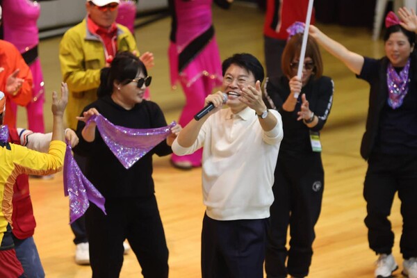 국민의힘 장제원 의원이 지난 11일 경남 함양군 함양고운체육관에서 열린 여원산악회 창립 15주년 기념식에 참석해 발언하고 있다. (출처: 장제원 페이스북)