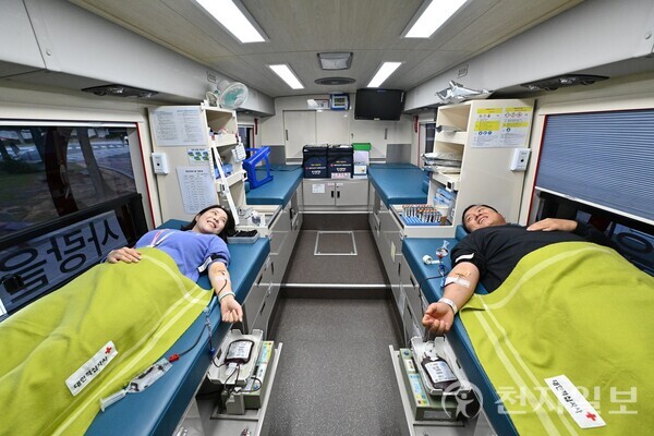 삼성전기 직원들이 지난달 31일 부산사업장에서 헌혈에 참여하고 있다. (제공: 삼성전자) ⓒ천지일보 2023.11.14.