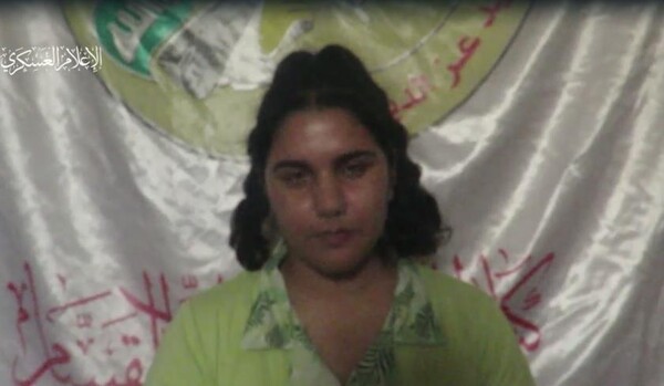 가자지구로 끌혀간 뒤 사망한 것으로 확인된 여군이 하마스의 영상에 등장한 모습. (캡처: 소셜미디어 엑스(X))
