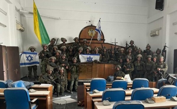 이스라엘군이 하마스 의사당에서 이스라엘 국기를 들고 기념촬영을 하고 있다. (텔아비브대 팔레스타인 연구포럼 마이클 밀슈타인 박사 X 캡처) 2023.11.14.