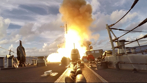 미해군의 알레이버크급 유도탄 구축함 벤포드가 2022년 6월 16일(현지시간) 필리핀해에서 진행된 훈련에서 SM-6 함대공 요격미사일을 시험발사하고 있다. (출처:연합뉴스)