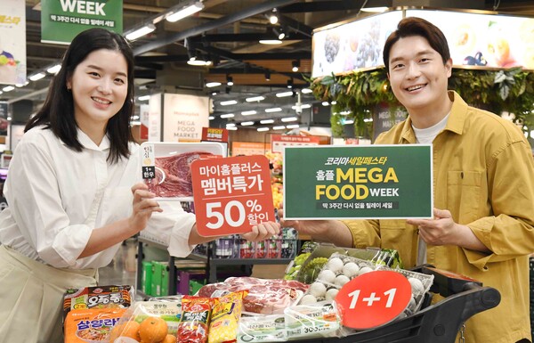 모델들이 15일 서울 등촌동 ‘홈플러스 메가푸드마켓’ 강서점에서 ‘홈플 메가푸드위크’ 2주차 행사를 소개하고 있다. (제공: 홈플러스)
