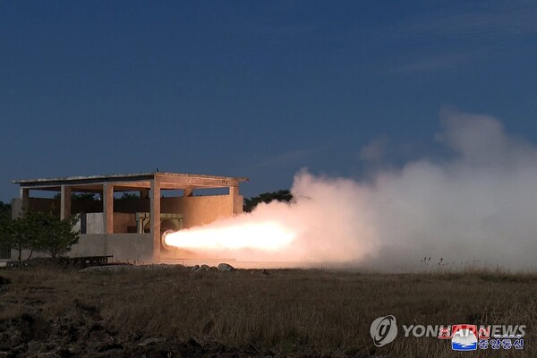 (평양 조선중앙통신=연합뉴스) 북한이 신형 중거리탄도미사일용 고체연료 엔진 시험을 진행했다고 15일 밝혔다. 조선중앙통신은 이날 보도에서 "새형의 중거리 탄도미사일용 대출력 고체연료 발동기(엔진)들을 개발하고 1계단 발동기의 첫 지상 분출 시험을 11월 11일에, 2계단 발동기의 첫 지상 분출 시험을 11월 14일에 성과적으로 진행했다"라고 보도했다. 2023.11.15