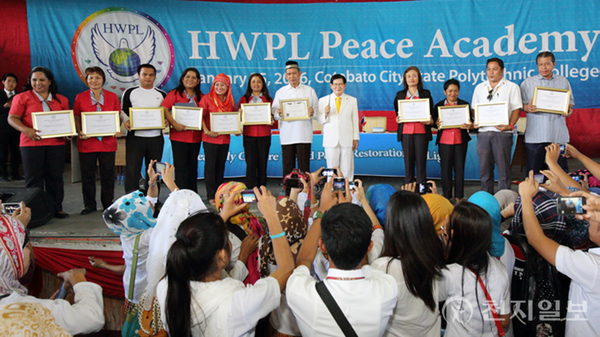 2016년 1월 27일 필리핀 코타바토 시 폴리테크닉 시립대학교에서 필리핀 18개 학교에 대한 HWPL 평화학교 선정식이 열렸다. 선정된 평화학교 관계자들. (제공: HWPL) ⓒ천지일보 2023.11.17.