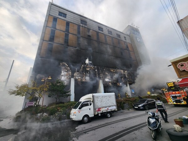 경북 구미 강남병원에서 18일 화재가 발생해 소방관들이 화재를 진압하고 있다. (제공: 독자)