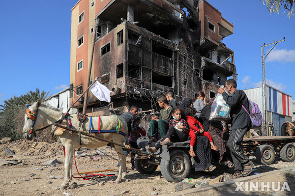 18일(현지시간) 가자지구 남부의 가자시티에서 남쪽으로 향하는 팔레스타인 주민들. (출처: 뉴시스)