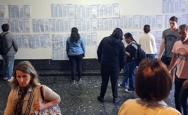 아르헨티나 대선 결선투표일인 19일(현지시간) 수도 부에노스아이레스 한 학교에 마련된 투표소에 유권자들의 발길이 이어지고 있다. (출처: 연합뉴스)