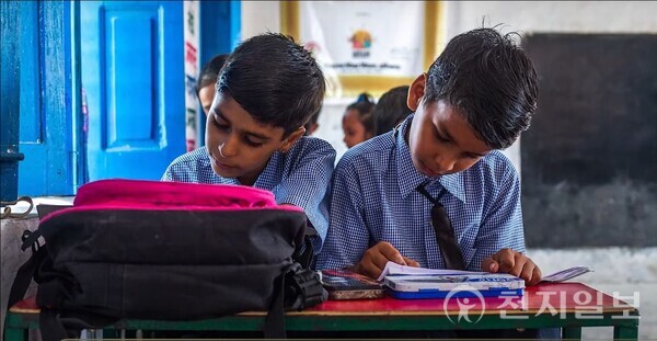 인도 교과과정을 받고 있는 어린 학생들. (출처: 줌터뷰 화면 캡처) ⓒ천지일보 2023.11.20.