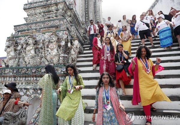 사진은 태국 방문한 외국 관광객들 (출처: EPA, 연합뉴스)