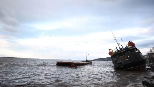 19일(현지시간) 튀르키예 덮친 폭풍에 두 조각 난 화물선. (출처: 연합뉴스)