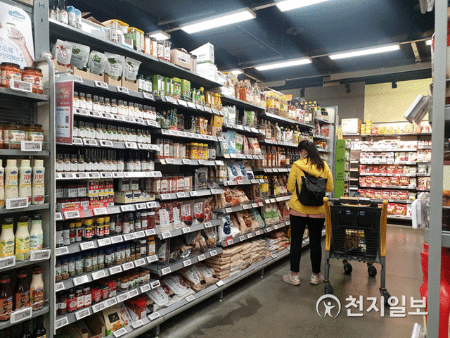 [천지일보=황해연 기자] 고객이 한 대형마트에서 상품을 고르고 있다. ⓒ천지일보DB