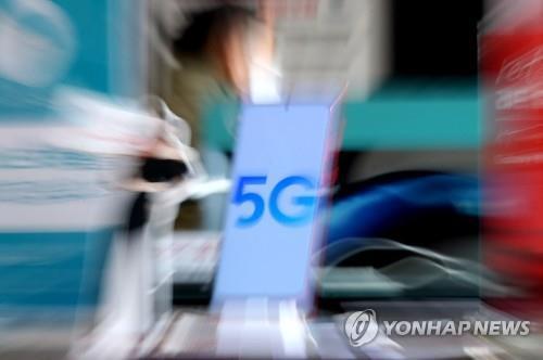 서울 광화문 KT스퀘어에 5G 스마트폰이 전시돼 있다. (출처: 연합뉴스)